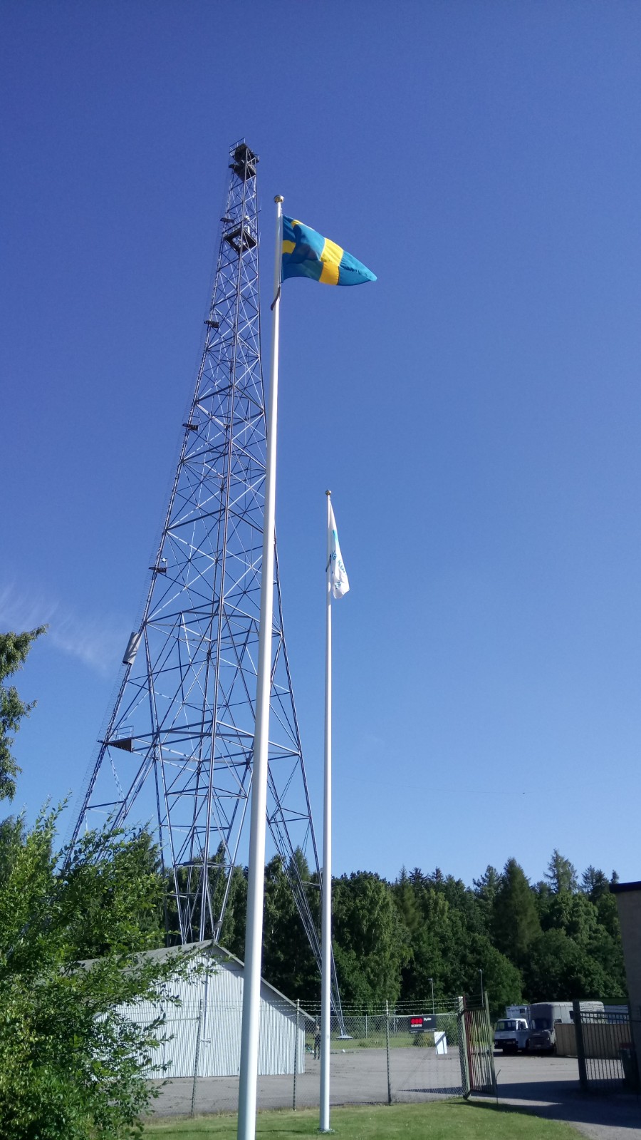 Motalamasten bredvid svenska flaggan.